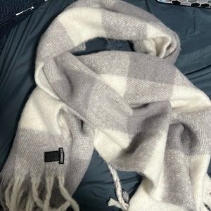 Steve Madden Women’s gray and white scarf